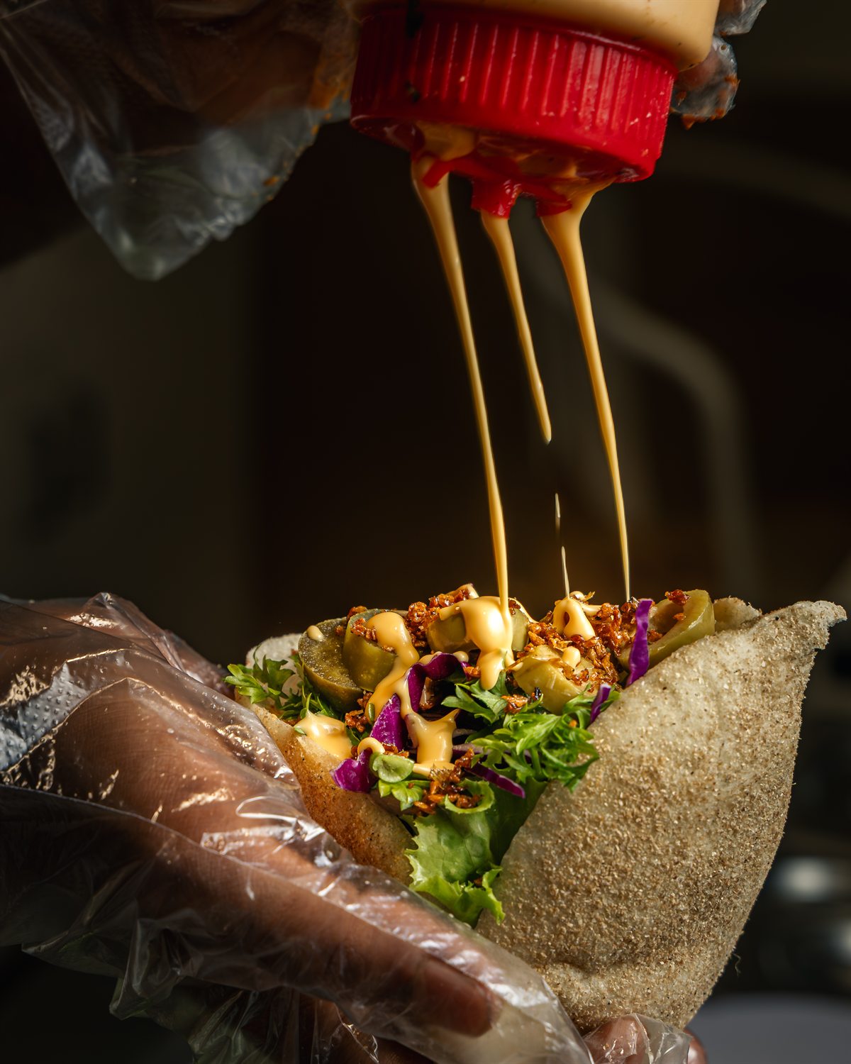 A Poie Re poie sandwich with sauce dripping